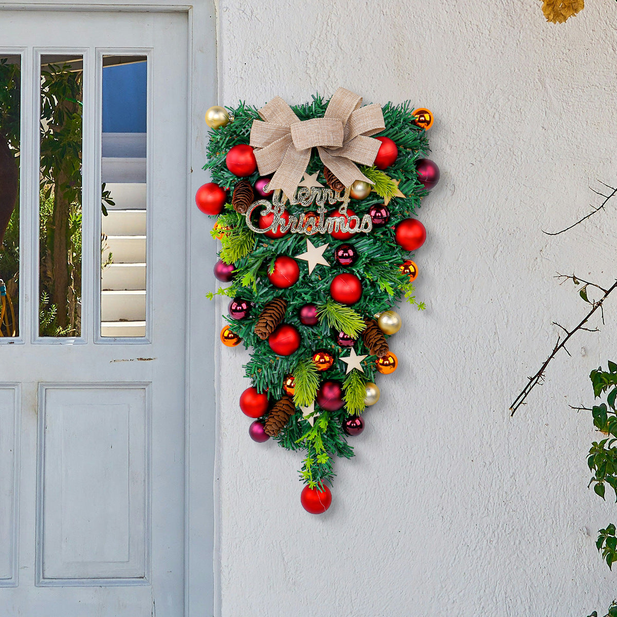 หรีดสนทรงน้ำไหลประดับลูกบอล ลูกสน ขนาด 45 cm. และป้ายตกแต่งโทนสีแดงพร้อมใช้งาน สำหรับแต่งประตูหรือผนัง