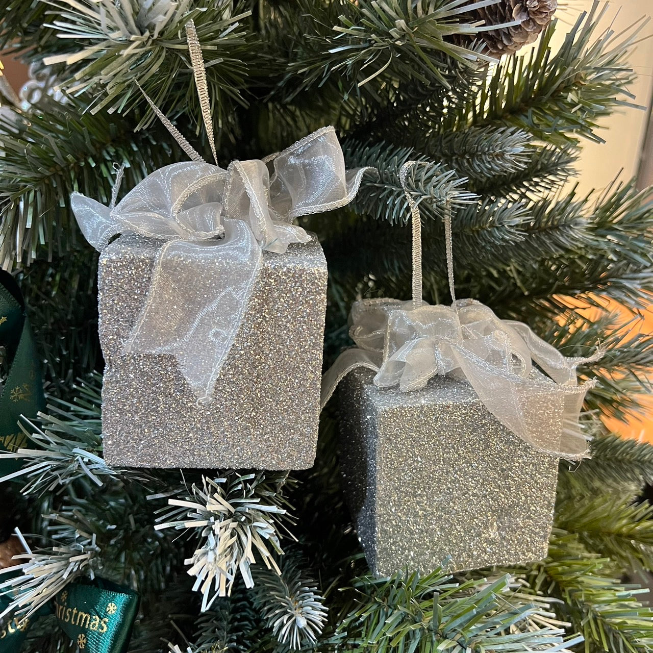 จี้กล่องของขวัญกลิตเตอร์ 2 ชิ้น/แพ็ค