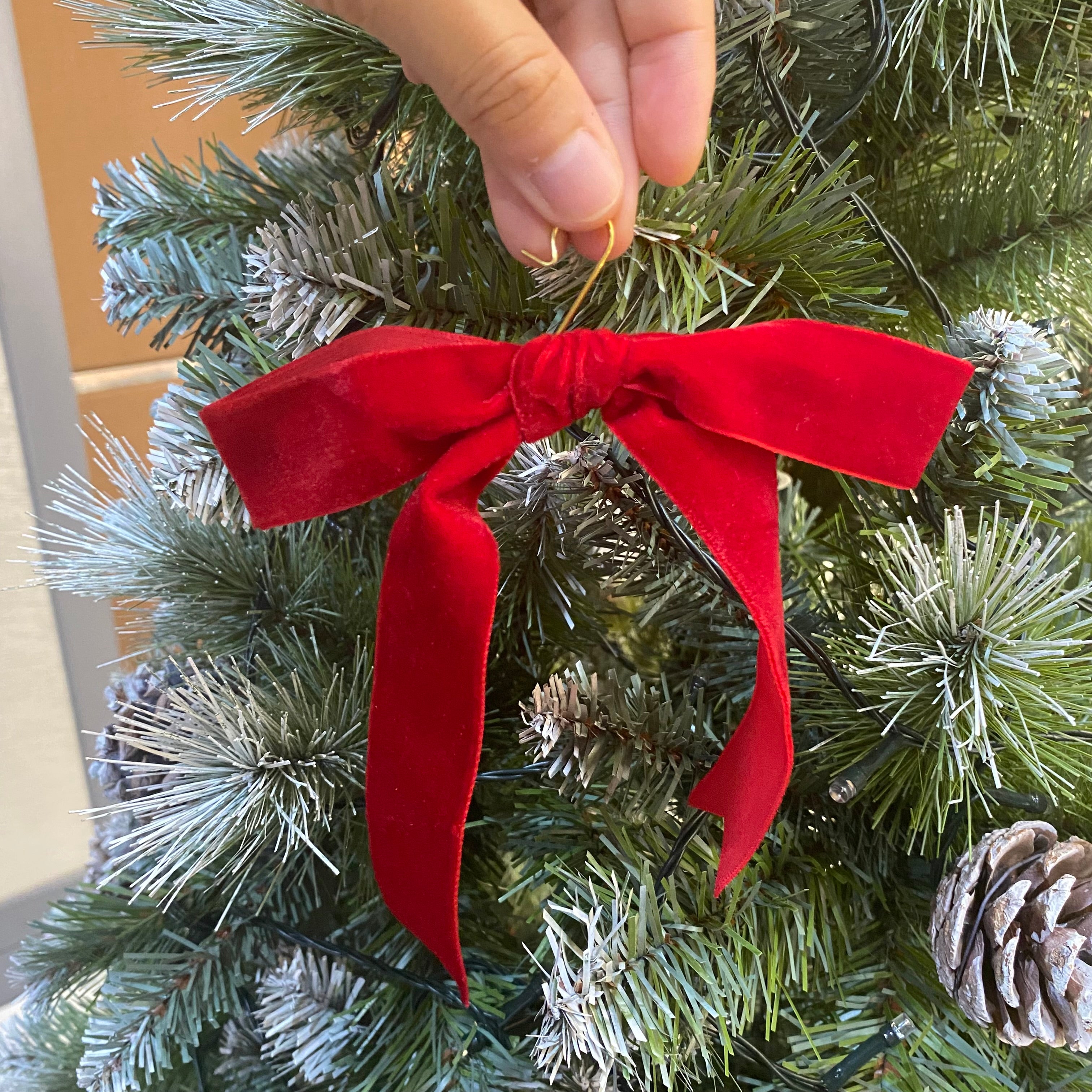 โบว์กำมะหยี่1นิ้ว สีแดง 15 ชิ้น