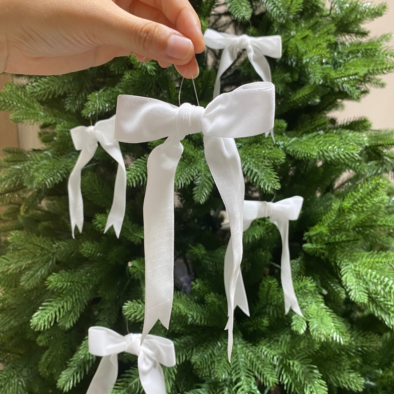 โบว์กำมะหยี่1นิ้ว สีขาว 15 ชิ้น