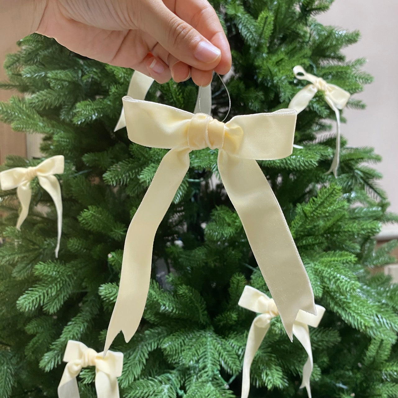 โบว์กำมะหยี่1นิ้ว สีครีม 15 ชิ้น