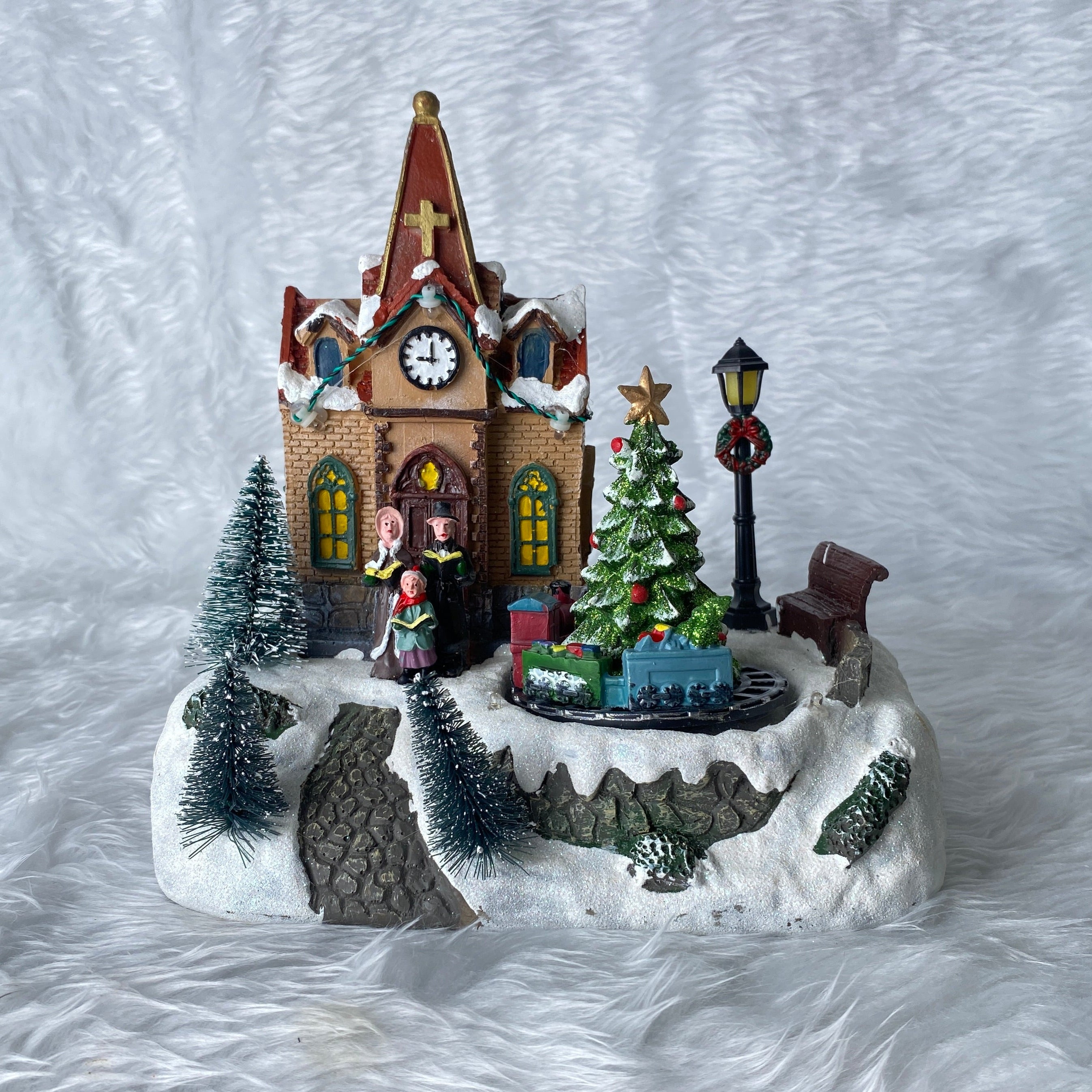 Music Box คริสต์มาส ครอบครัวยืนหน้าโบสถ์ มีไฟ - เพลง