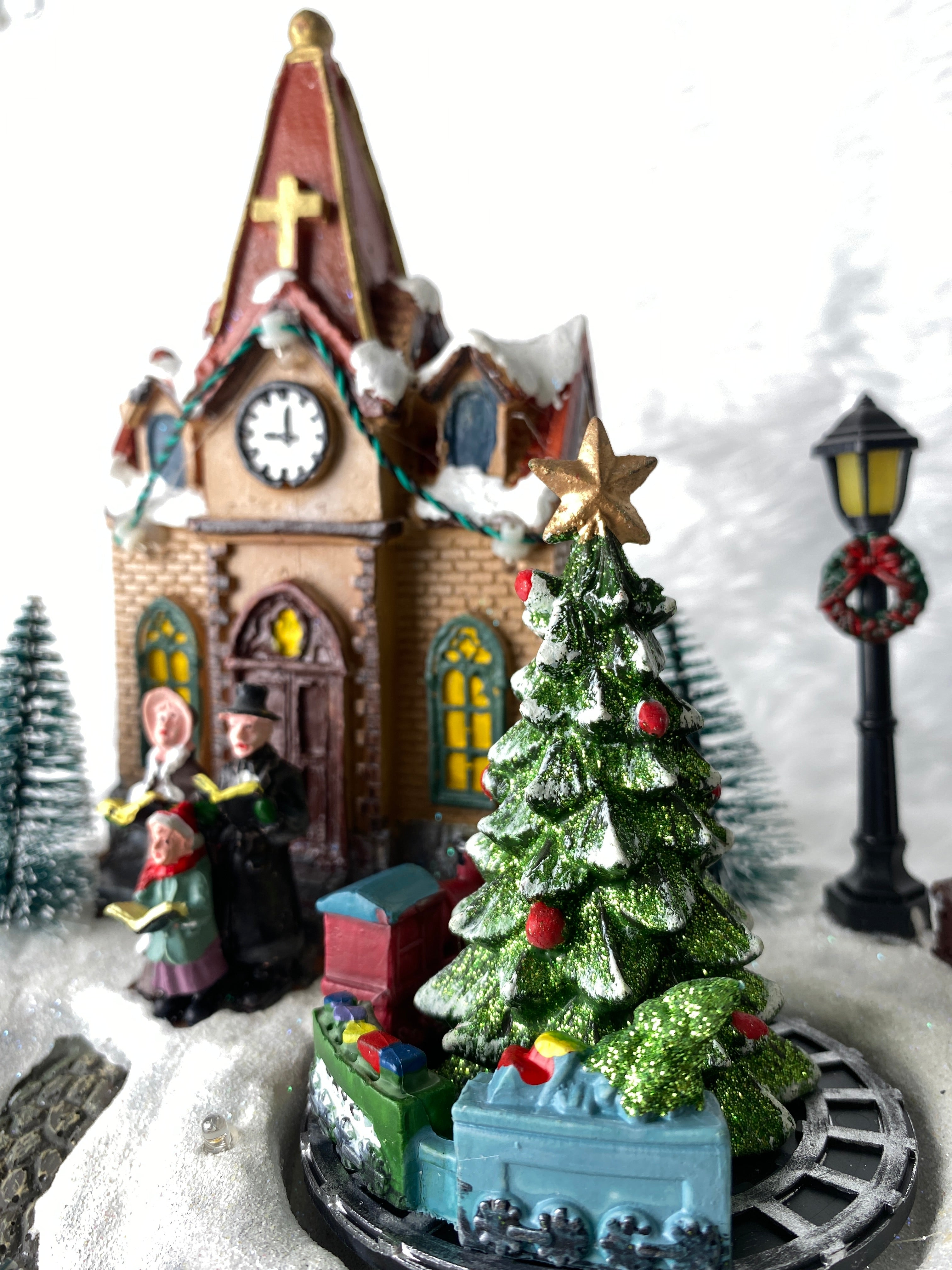 Music Box คริสต์มาส ครอบครัวยืนหน้าโบสถ์ มีไฟ - เพลง