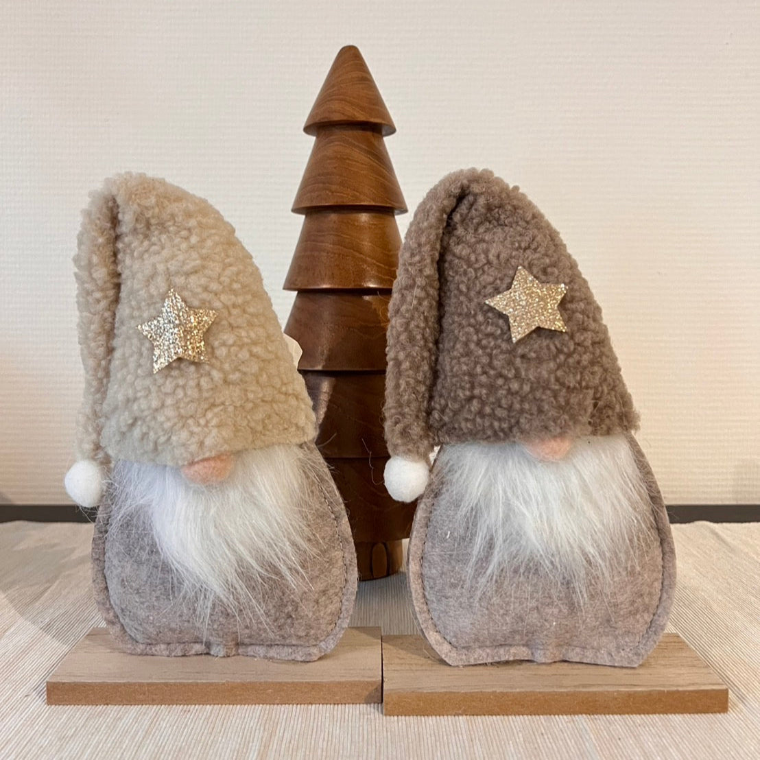 โนมฐานไม้ 20cm