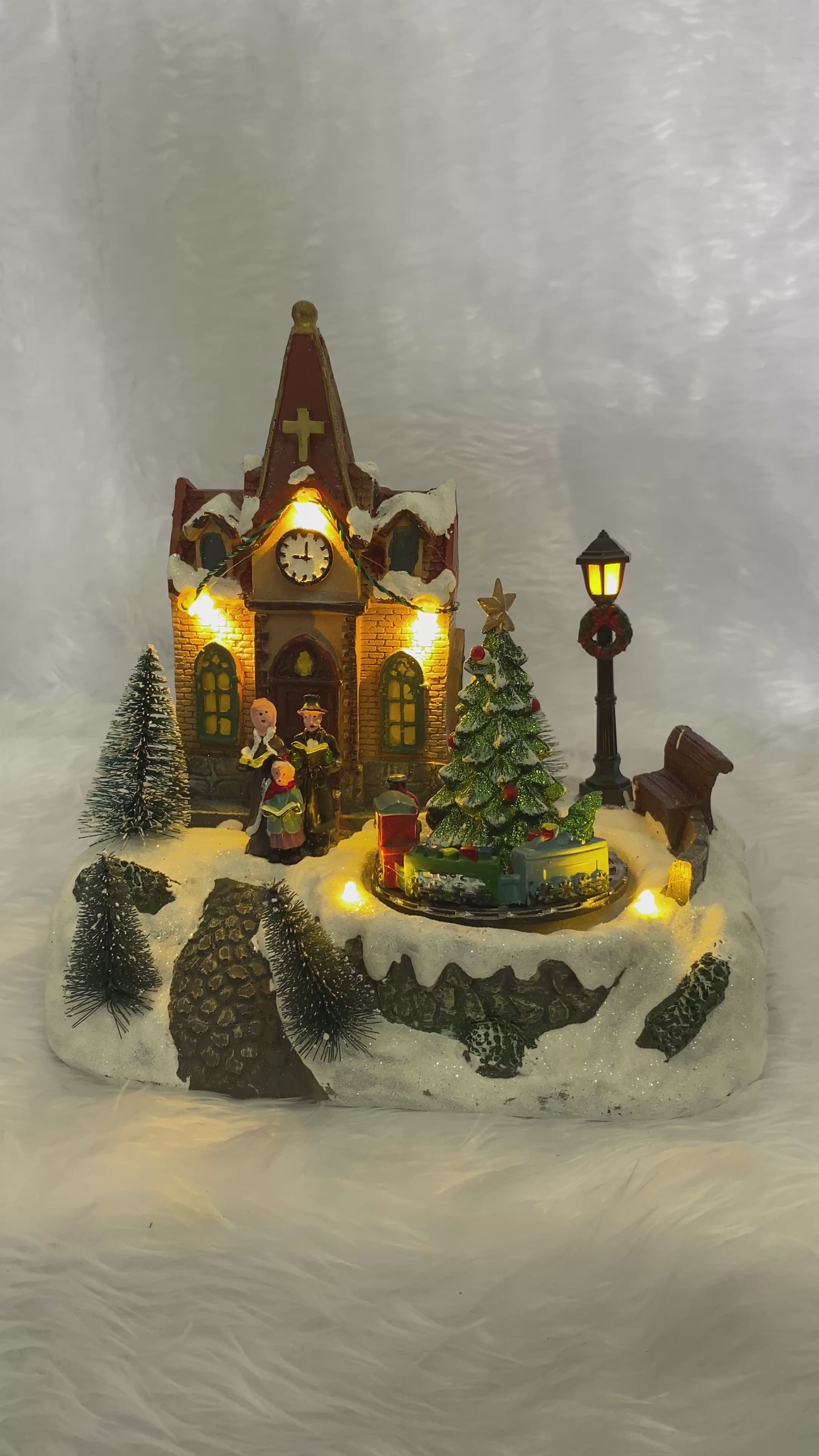 Music Box คริสต์มาส ครอบครัวยืนหน้าโบสถ์ มีไฟ - เพลง